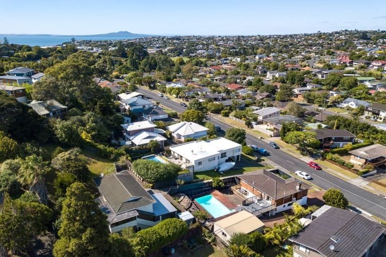 Photo of property in 100 Stapleford Crescent, Browns Bay, Auckland, 0630