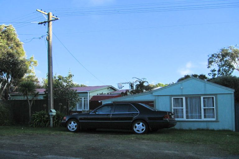 Photo of property in 2 Hemara Street, Waikanae Beach, Waikanae, 5036