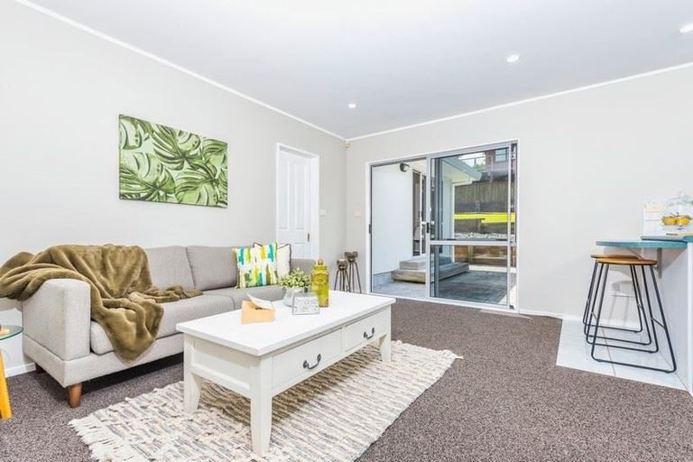 Photo of property in 13 Lagoon Way, West Harbour, Auckland, 0618