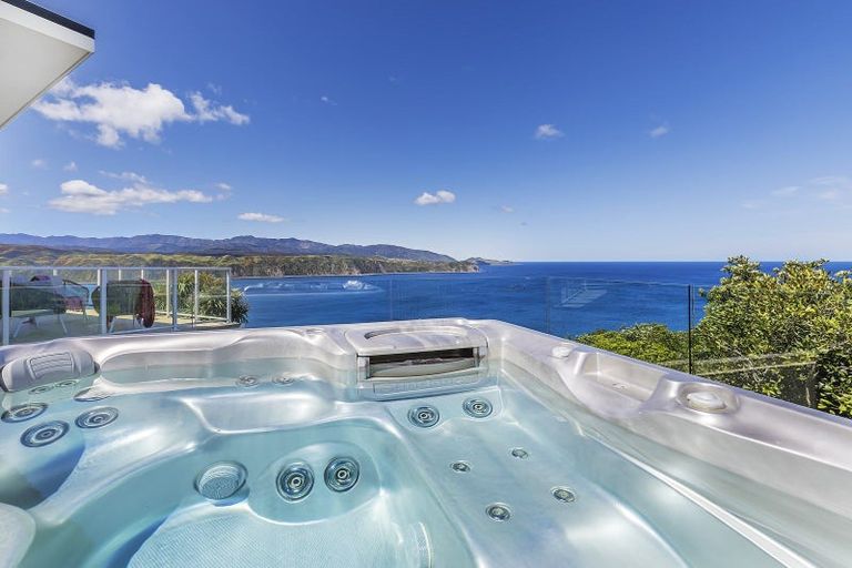 Photo of property in 16 Signallers Grove, Breaker Bay, Wellington, 6022