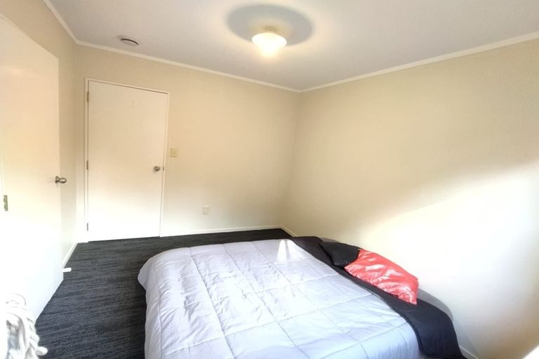Photo of property in 1/5 Sunnyside Road, Sunnyvale, Auckland, 0612