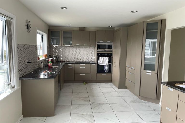 Photo of property in 91 Akaroa Drive, Maupuia, Wellington, 6022