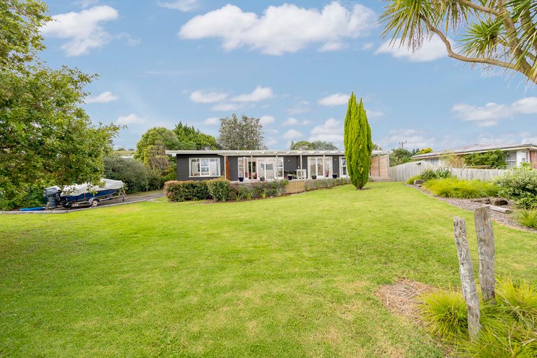 Photo of property in 25 Hand Road, Helensville, 0800