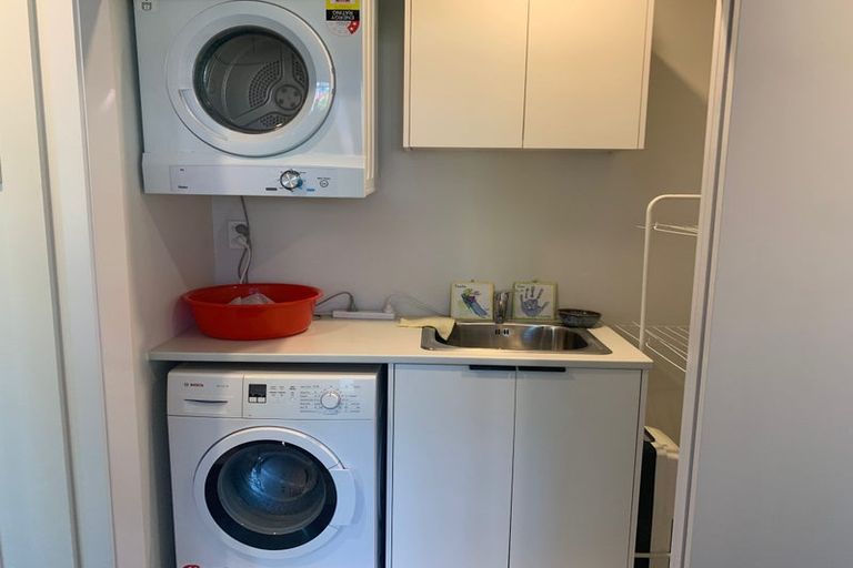 Photo of property in 1 Woodfern Crescent, Titirangi, Auckland, 0604