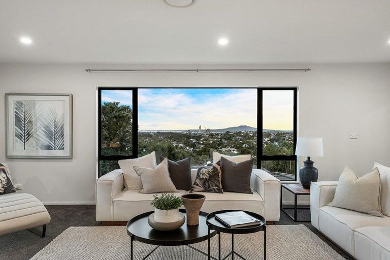 Photo of property in 15 Mcdowell Crescent, Hillcrest, Auckland, 0627