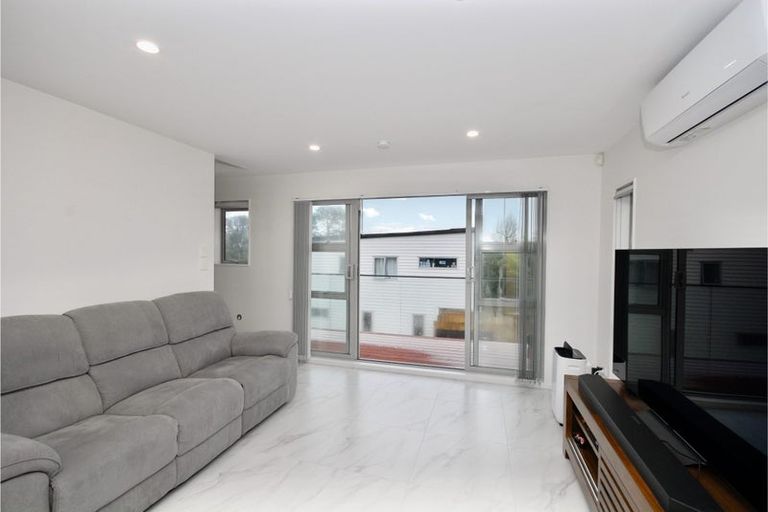 Photo of property in 298f Sunset Road, Windsor Park, Auckland, 0632
