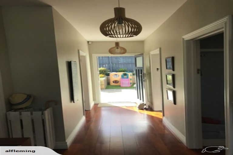 Photo of property in 5 Hutchinson Avenue, New Lynn, Auckland, 0600