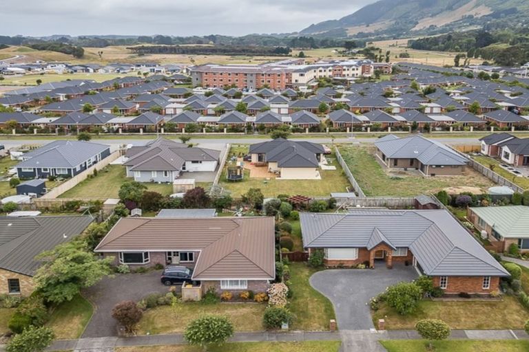 Photo of property in 22 Cranbrook Grove, Waikanae, 5036