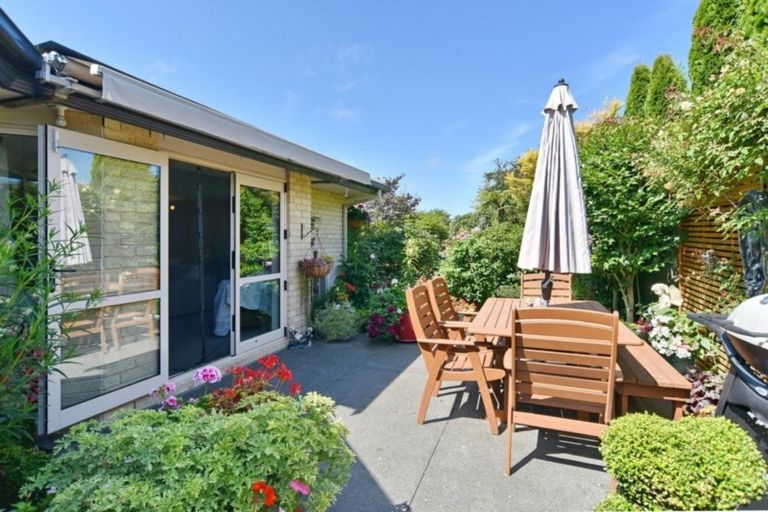 Photo of property in 90 Willowview Drive, Redwood, Christchurch, 8051