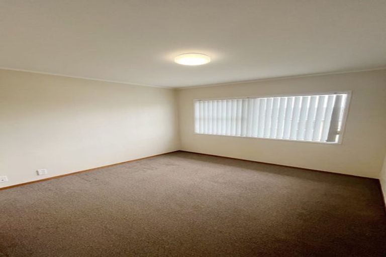 Photo of property in 12 Holdaway Avenue, Northcote, Auckland, 0627