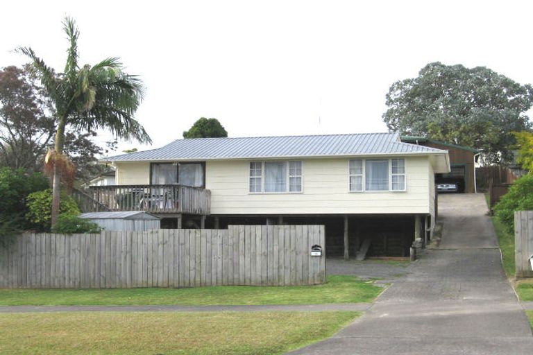 Photo of property in 10 Hueglow Rise, West Harbour, Auckland, 0618