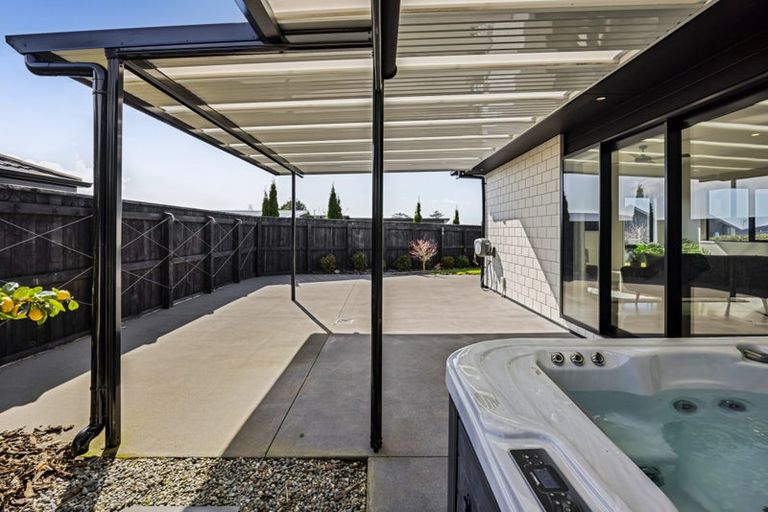 Photo of property in 5 Aheahea Way, Hurworth, New Plymouth, 4310