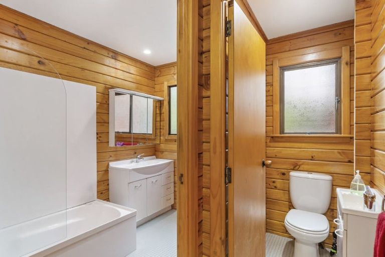 Photo of property in 233 Golf Road, Titirangi, Auckland, 0604