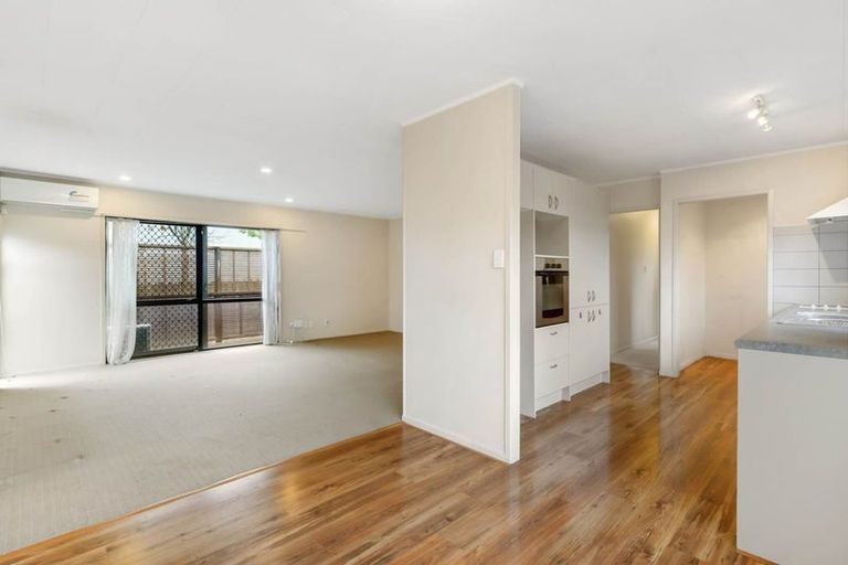 Photo of property in 32 Aviemore Drive, Highland Park, Auckland, 2010
