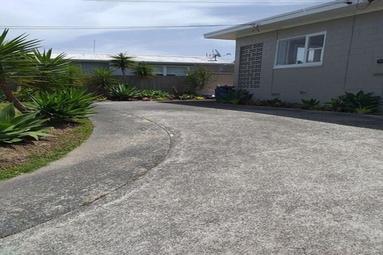 Photo of property in 1/27 Neptune Avenue, Beach Haven, Auckland, 0626