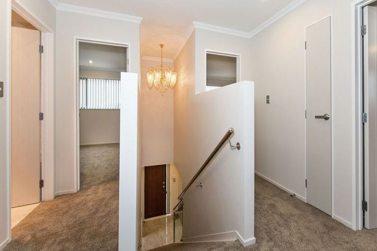 Photo of property in 27 Tironui Station Road East, Papakura, 2110