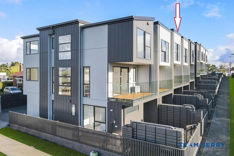 Photo of property in 3/26 Buscomb Avenue, Henderson, Auckland, 0610