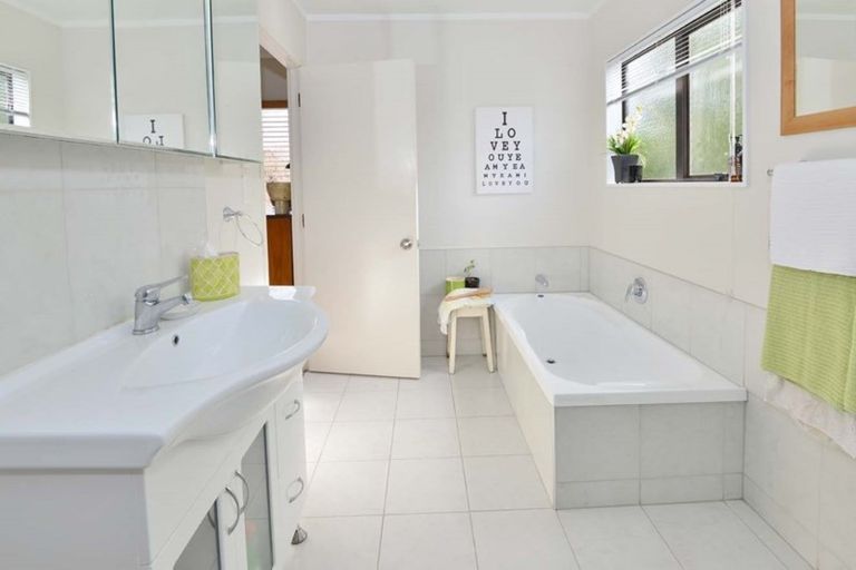 Photo of property in 11 Thalia Place, Totara Vale, Auckland, 0629