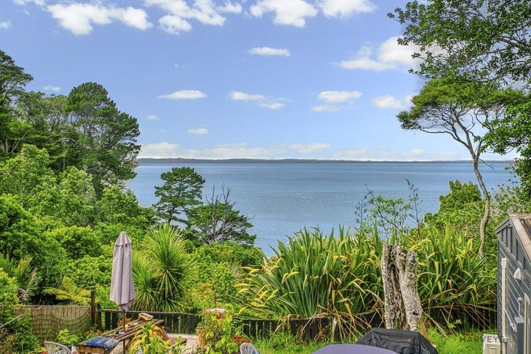 Photo of property in 8 Kauri Point Road, Laingholm, Auckland, 0604