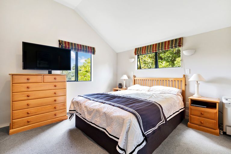 Photo of property in 1/24 Merton Avenue, Glenfield, Auckland, 0627