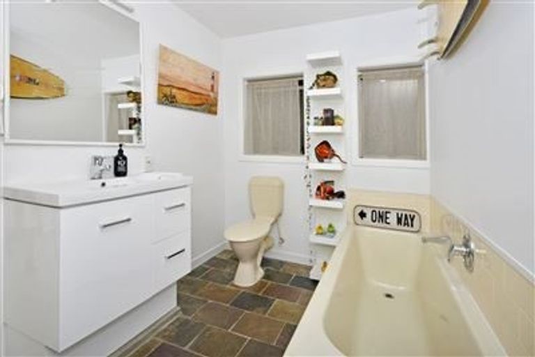 Photo of property in 28 Churchill Road, Murrays Bay, Auckland, 0630