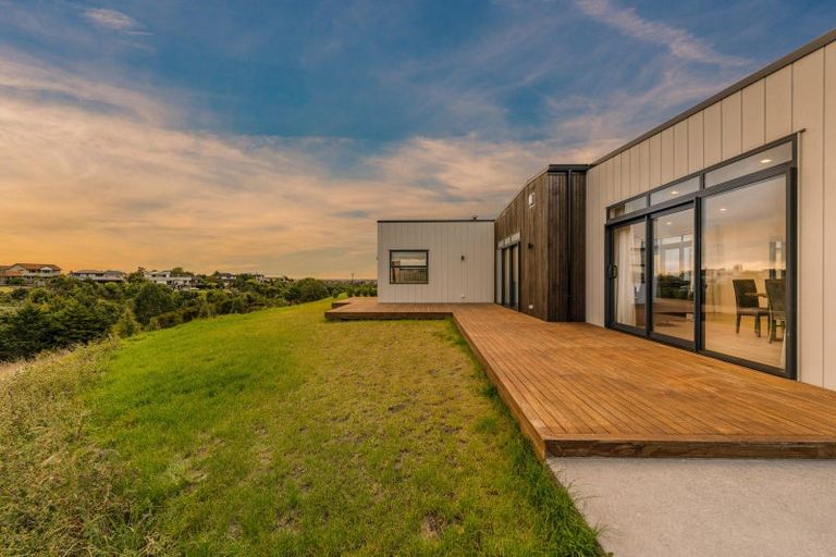 Photo of property in 67 Vaucluse Heights, Fitzherbert, Palmerston North, 4410