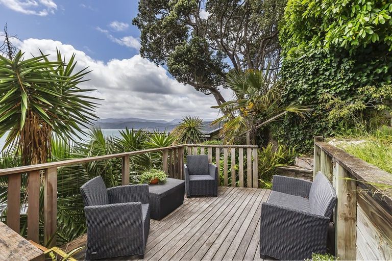 Photo of property in 353 Karaka Bay Road, Karaka Bays, Wellington, 6022
