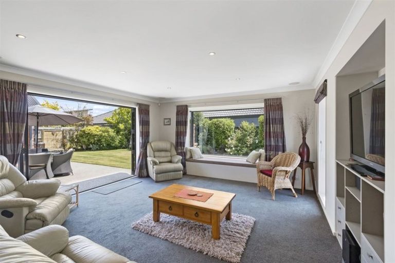 Photo of property in 28 Bottle Lake Drive, Parklands, Christchurch, 8083