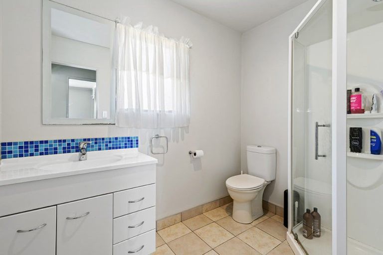 Photo of property in 15b Pacific Parade, Army Bay, Whangaparaoa, 0930