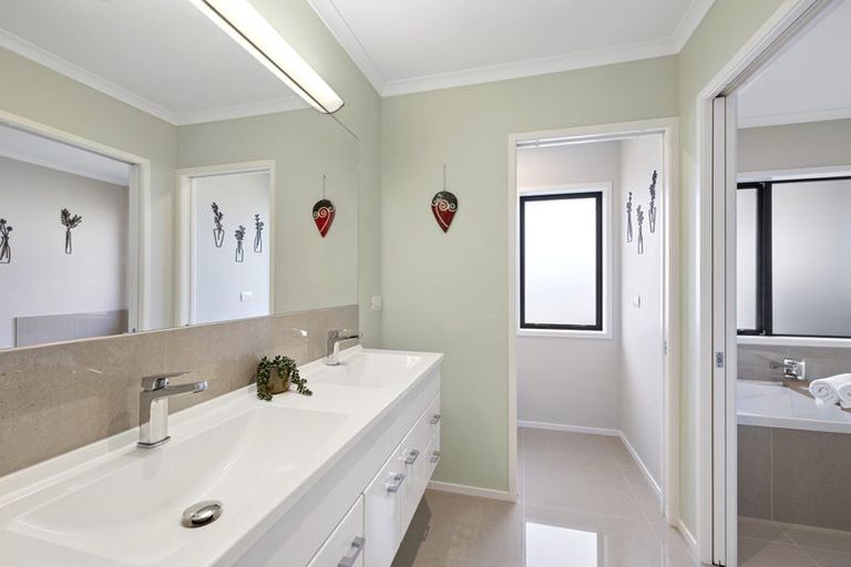 Photo of property in 12 Anderson Way, Highlands Park, New Plymouth, 4312