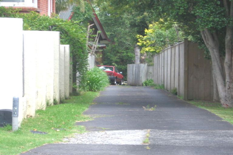 Photo of property in 2/16 James Evans Drive, Northcote, Auckland, 0627