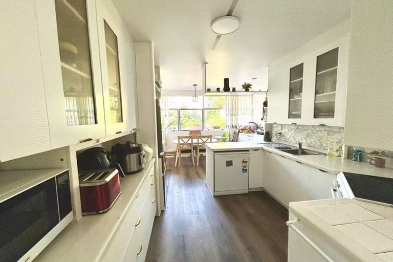 Photo of property in 76 Onewa Road, Northcote Point, Auckland, 0627