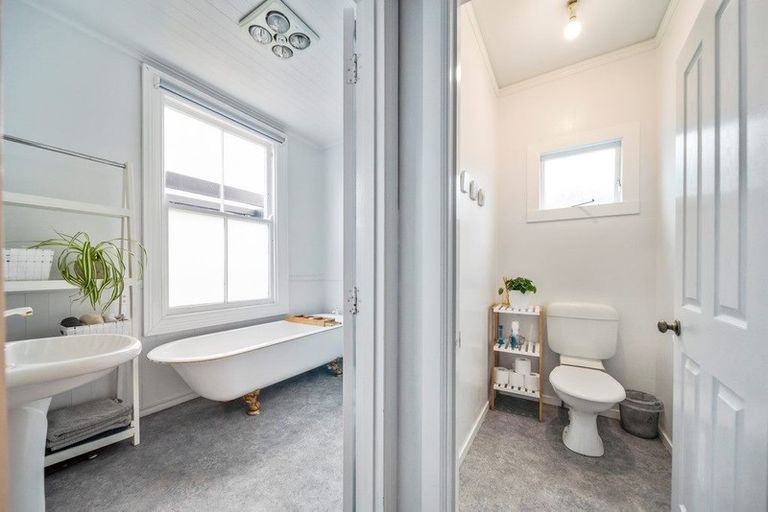 Photo of property in 8 Morley Street, New Plymouth, 4310