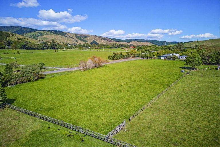 Photo of property in 63 South Manakau Road, Manakau, Otaki, 5583