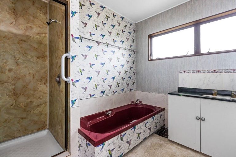 Photo of property in 11 Deakin Place, Clive, 4102