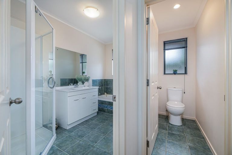 Photo of property in 4 Chardonnay Rise, Henderson, Auckland, 0612