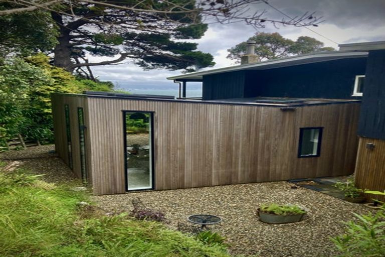 Photo of property in 11 Richmond Road, Mahina Bay, Lower Hutt, 5013