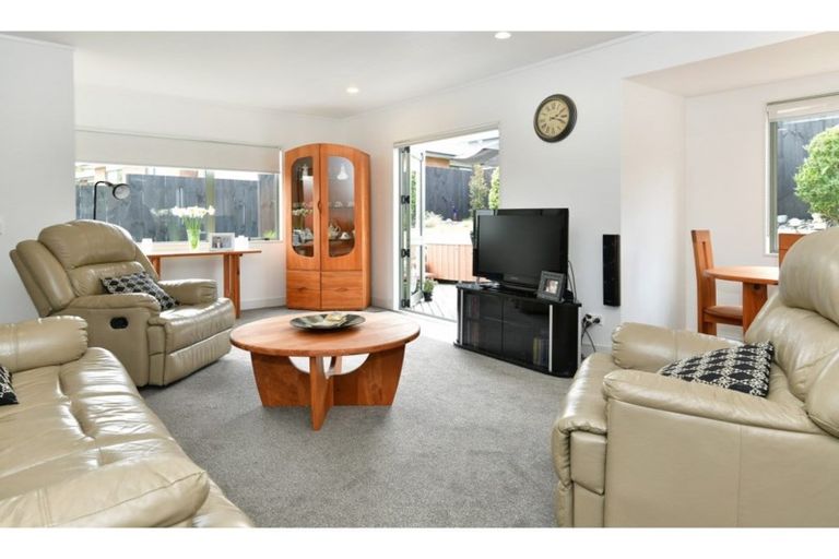 Photo of property in 1/126 Brian Crescent, Stanmore Bay, Whangaparaoa, 0932