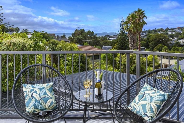 Photo of property in 2/20 Kiteroa Terrace, Rothesay Bay, Auckland, 0630