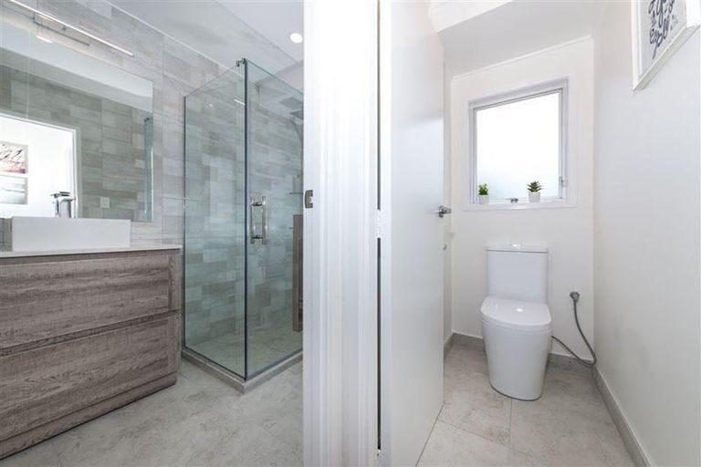 Photo of property in 2/4210a Great North Road, Glendene, Auckland, 0602