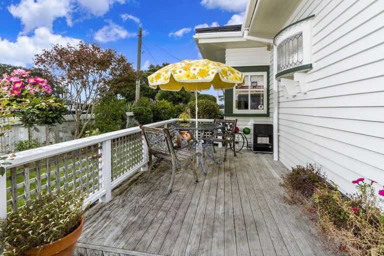 Photo of property in 904a East Coast Road, Northcross, Auckland, 0630