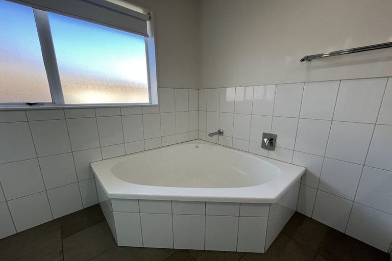 Photo of property in 2 Framalda Place, Conifer Grove, Takanini, 2112