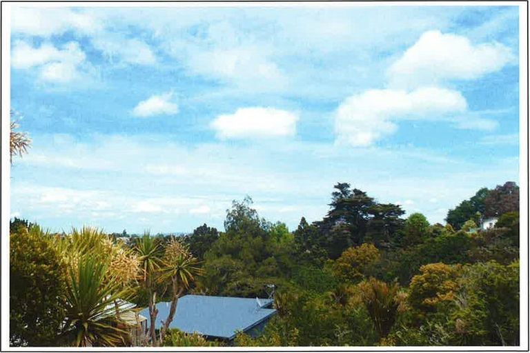 Photo of property in 154 Glenfield Road, Birkenhead, Auckland, 0626