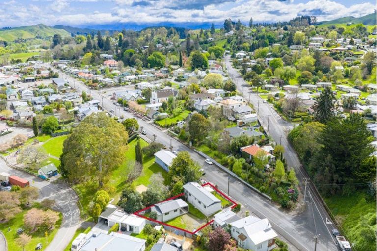 Photo of property in 55 Waverley Street, Waipawa, 4210
