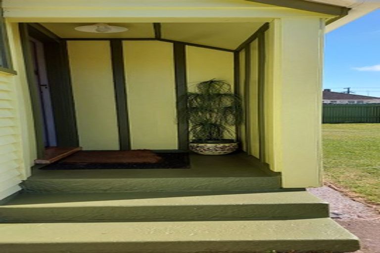 Photo of property in 24 Railway Street, Eltham, 4322