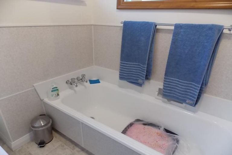 Photo of property in 2 Freemans Way, Pinehaven, Upper Hutt, 5019