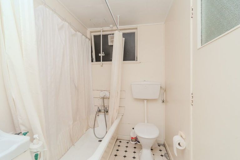 Photo of property in Westgate Flats, 4/36 Queen Street, Mount Victoria, Wellington, 6011