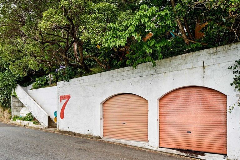 Photo of property in 7 Fortification Road, Karaka Bays, Wellington, 6022