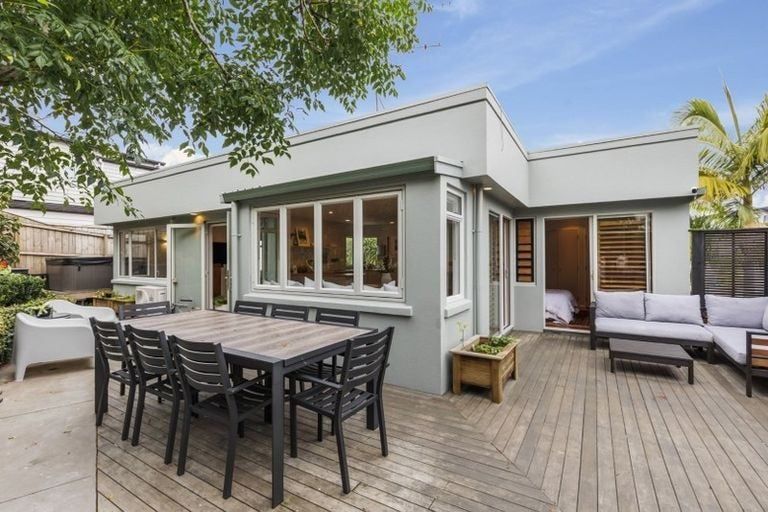 Photo of property in 2/19 Kenmure Avenue, Forrest Hill, Auckland, 0620