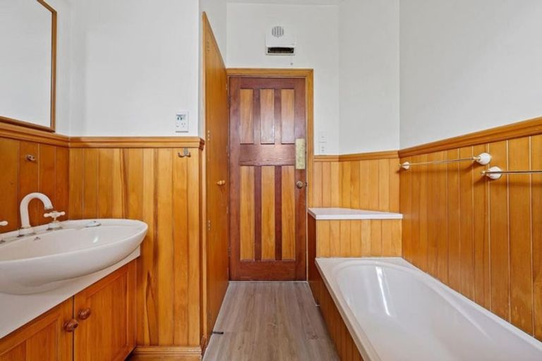 Photo of property in 113 Saint Andrews Square, Strowan, Christchurch, 8052